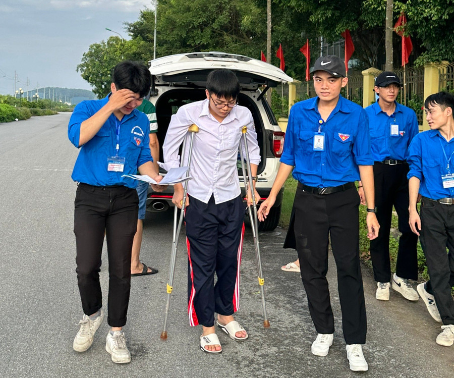 Tình nguyện viên điểm thi Trường THPT Nguyễn Đăng Đạo (huyện Tiên Du) ra xe hỗ trợ, động viên thí sinh bị gãy chân. Tình nguyện viên điểm thi Trường THPT Nguyễn Đăng Đạo (huyện Tiên Du) ra xe hỗ trợ, động viên thí sinh bị gãy chân.