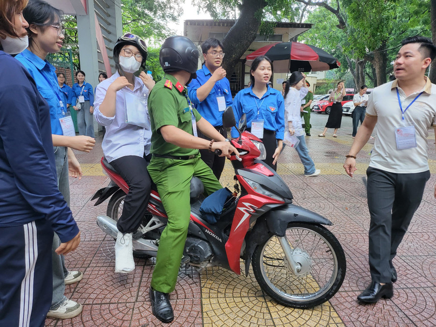 Thí sinh điểm thi Trường THPT Thuận Thành số 1 bị gãy chân trong khi người thân đi vắng được công an điểm thi hỗ trợ đưa đón. 