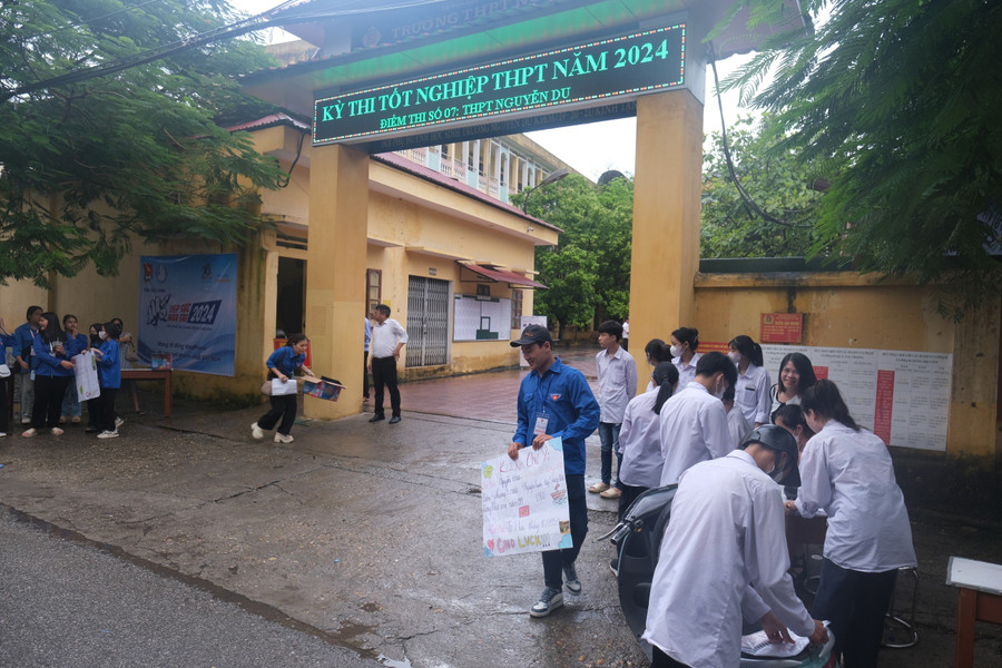 Thí sinh đến từ 6h sáng để tránh mưa sẵn sàng cho bài thi đầu tiên.