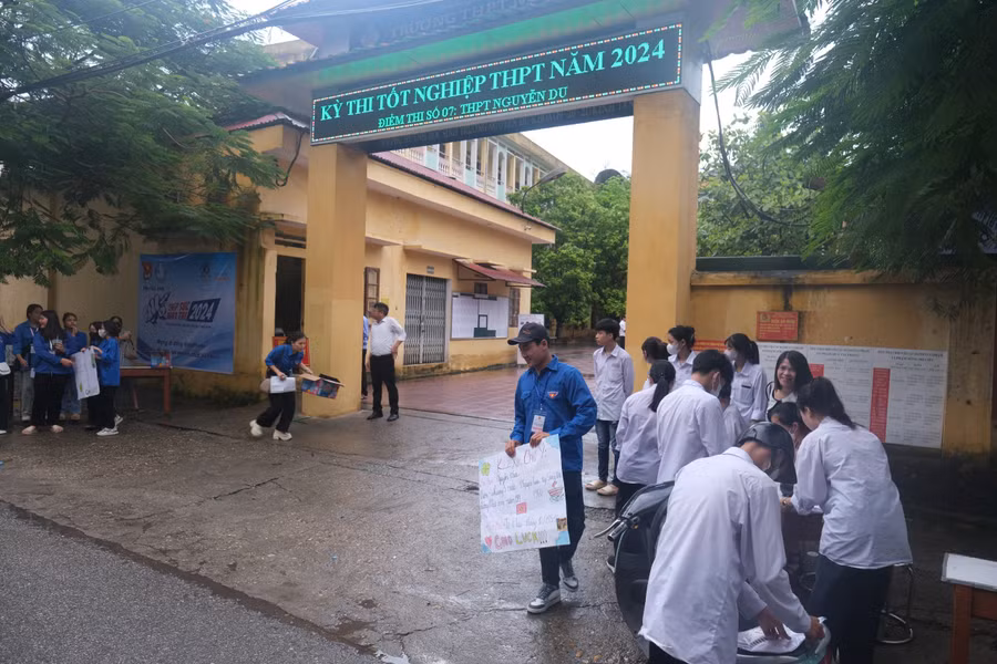 Thí sinh đến từ 6h sáng để tránh mưa sẵn sàng cho bài thi đầu tiên.