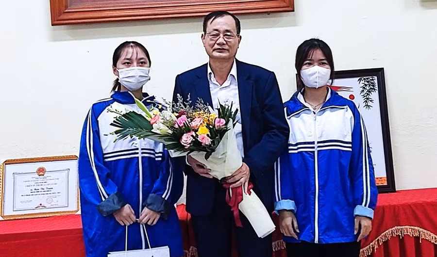 Học sinh trường THPT Thuận Thành số 1 tặng hoa, tri ân thầy Lê Nho San.