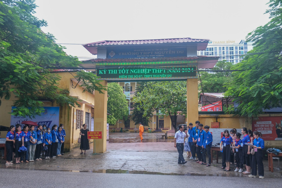 Lực lượng tình nguyện có mặt sáng 27/6 để động viên, hỗ trợ thí sinh dự thi.