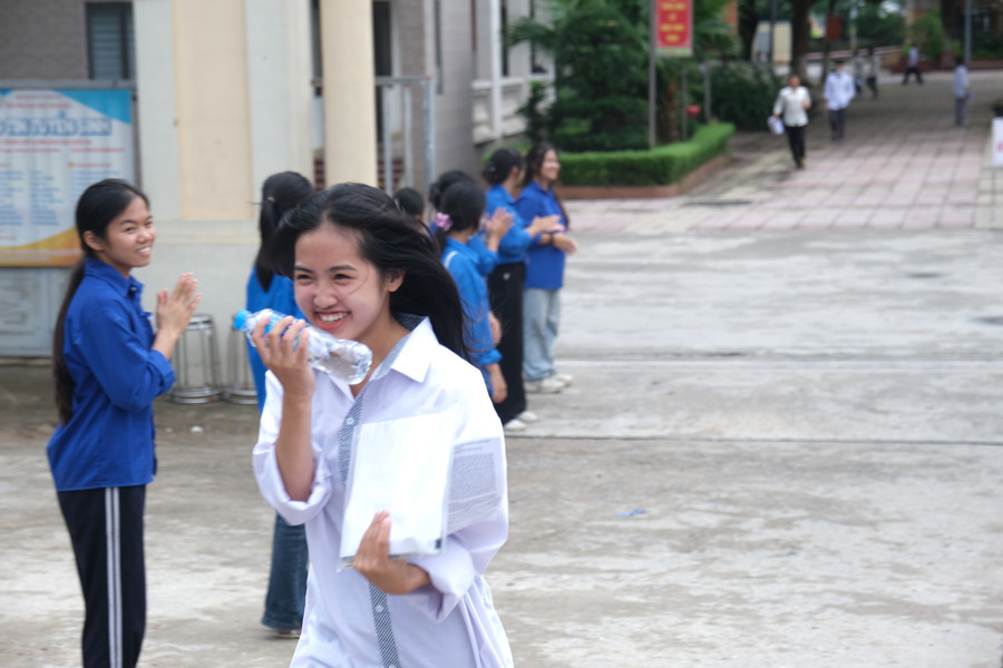 Thí sinh Bắc Ninh rạng rỡ sau bài thi môn Ngữ văn.