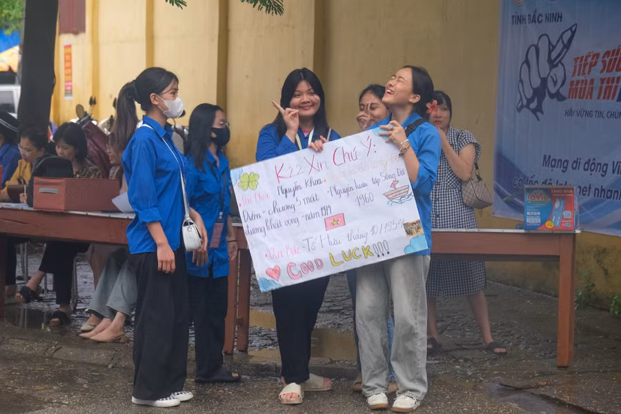 Sinh viên tình nguyện cổ vũ thí sinh trước giờ vào làm bài thi môn Ngữ văn.