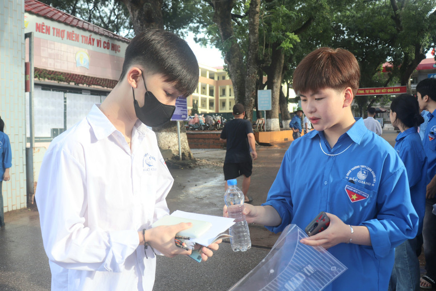 Thí sinh được tình nguyện viên tặng nước uống, động viên vững tin hoàn thành các bài thi. Thí sinh được tình nguyện viên tặng nước uống, động viên vững tin hoàn thành các bài thi.