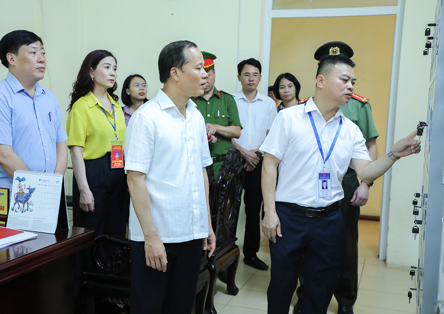  Phó Chủ tịch Thường trực UBND tỉnh Bắc Giang Mai Sơn và Đoàn công tác kiểm tra Phòng lưu trữ đề/bài thi tại điểm thi Trường THPT Chuyên Bắc Giang.