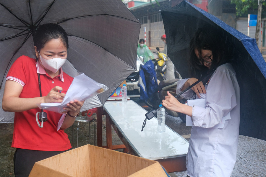 Cơn mưa bất ngờ sáng 27/6 tại TP. Bắc Ninh khiến việc di chuyển của phụ huynh, thí sinh thêm khó khăn.