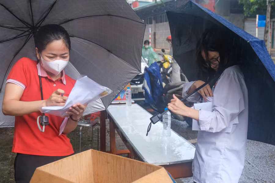 Cơn mưa bất ngờ sáng 27/6 tại TP. Bắc Ninh khiến việc di chuyển của phụ huynh, thí sinh thêm khó khăn.