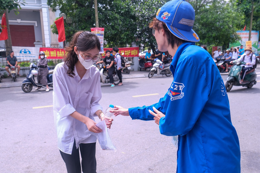 Thanh niên tình nguyện tặng nước uống, động viên thí sinh tự tin làm bài thi tốt. Thanh niên tình nguyện tặng nước uống, động viên thí sinh tự tin làm bài thi tốt.