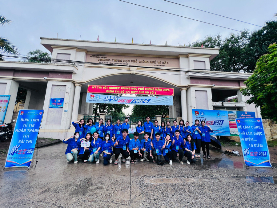 Thanh niên tình nguyện điểm thi Trường THPT Quế Võ 1 cũng như các điểm thi khác đều đến sớm đón, hỗ trợ, động viên thí sinh dự thi. Thanh niên tình nguyện sẵn sàng hỗ trợ, động viên tiếp sức cho thí sinh các điểm thi. Thanh niên tình nguyện điểm thi Trường THPT Quế Võ 1 cũng như các điểm thi khác đều đến sớm đón, hỗ trợ, động viên thí sinh dự thi. Thanh niên tình nguyện sẵn sàng hỗ trợ, động viên tiếp sức cho thí sinh các điểm thi.