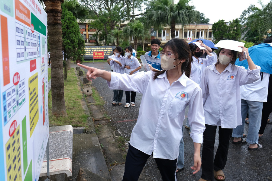 Thí sinh kiểm tra thông tin, phòng thi chiều 26/6. Thí sinh kiểm tra thông tin, phòng thi chiều 26/6.