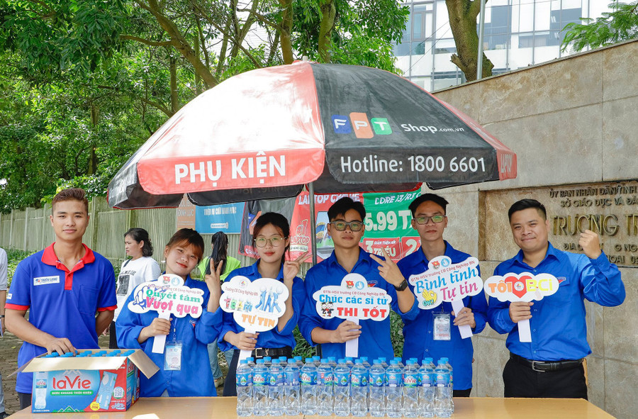 Thanh niên tình nguyện sẵn sàng hỗ trợ, động viên tiếp sức cho thí sinh các điểm thi. Thanh niên tình nguyện sẵn sàng hỗ trợ, động viên tiếp sức cho thí sinh các điểm thi.