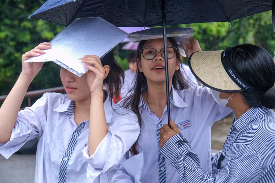 Cơn mưa bất chợt sau bài thi môn Ngữ văn buổi sáng.