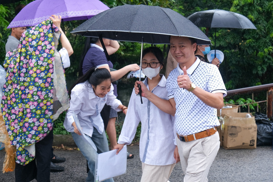 Phụ huynh đón thí sinh tại điểm thi Trường THPT Lý Nhân Tông.