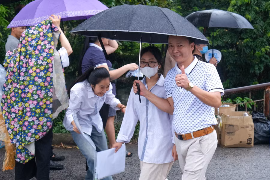 Phụ huynh đón thí sinh tại điểm thi Trường THPT Lý Nhân Tông.