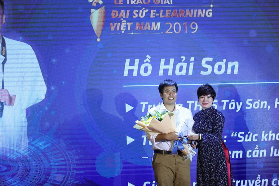 Nhà báo Dương Thanh Hương - Phó tổng biên tập báo Giáo dục và Thời đại trao giải cho thầy Hồ Hải Sơn (Trường THCS Tây Sơn – Đà Nẵng) với tác phẩm tham dự: Sức khỏe sinh sản những điều các em cần lưu ý (Sinh học 8). Nhà báo Dương Thanh Hương - Phó tổng biên tập báo Giáo dục và Thời đại trao giải cho thầy Hồ Hải Sơn (Trường THCS Tây Sơn – Đà Nẵng) với tác phẩm tham dự: Sức khỏe sinh sản những điều các em cần lưu ý (Sinh học 8).