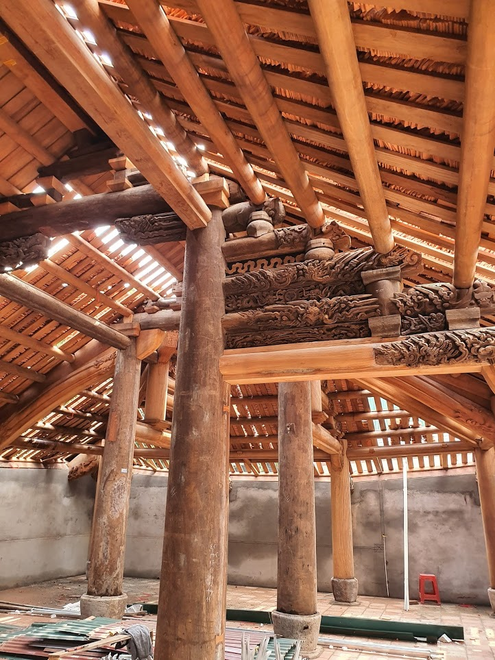 Bộ vì kèo, hoa văn có trình độ kỹ thuật cao từ người thợ để giữ nguyên những dấu xưa của đình Nam Sơn. Bộ vì kèo, hoa văn có trình độ kỹ thuật cao từ người thợ để giữ nguyên những dấu xưa của đình Nam Sơn.