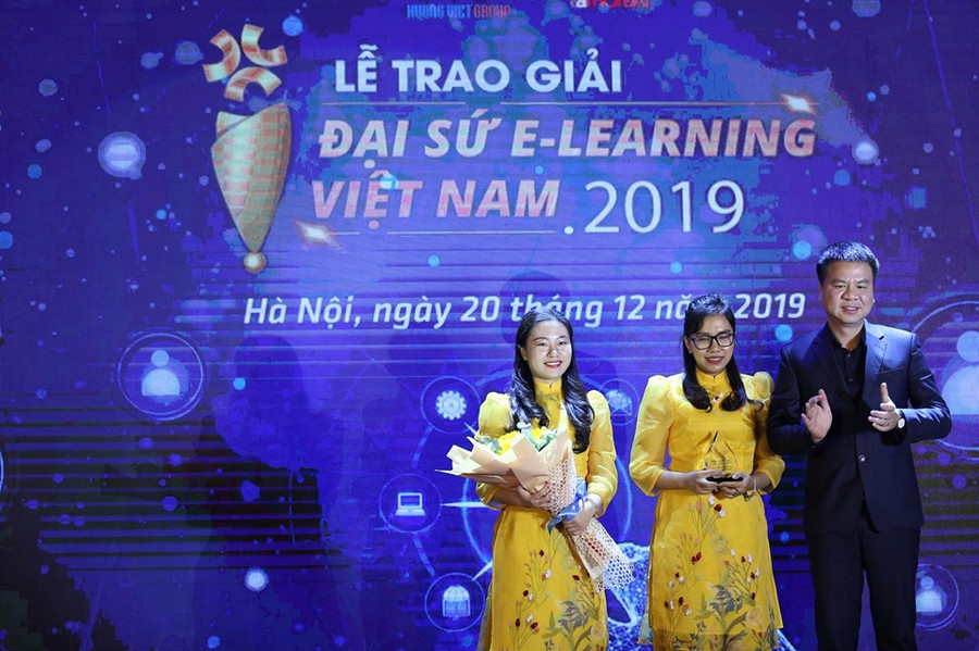 Nhà báo Triệu Ngọc Lâm - Tổng biên tập báo Giáo dục và Thời đại trao giải cho cô Hoàng Thị Phương Thảo – Cô Ngô Thị Minh (Trường Tiểu học Đồng Quang – Thái Nguyên) với tác phẩm tham dự: Would you like some milk? (Tiếng Anh). Nhà báo Triệu Ngọc Lâm - Tổng biên tập báo Giáo dục và Thời đại trao giải cho cô Hoàng Thị Phương Thảo – Cô Ngô Thị Minh (Trường Tiểu học Đồng Quang – Thái Nguyên) với tác phẩm tham dự: Would you like some milk? (Tiếng Anh).