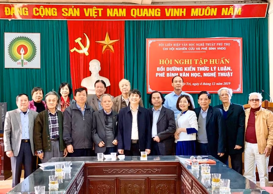 Đại biểu và khách mời tại Hội nghị tập huấn bồi dưỡng kiến thức lý luận phê bình văn học, nghệ thuật