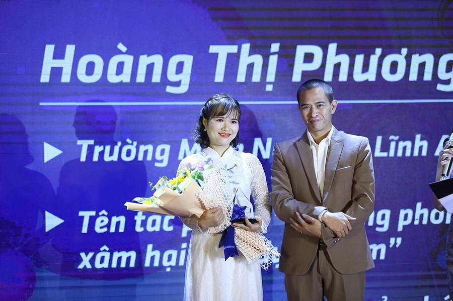 Cô Hoàng Thị Phương Thảo (Trường Mầm non Cẩm Lĩnh A – Hà Nội). Tác phẩm tham dự: Kỹ năng phòng tránh xâm hại tình dục trẻ em. Cô Hoàng Thị Phương Thảo (Trường Mầm non Cẩm Lĩnh A – Hà Nội). Tác phẩm tham dự: Kỹ năng phòng tránh xâm hại tình dục trẻ em.