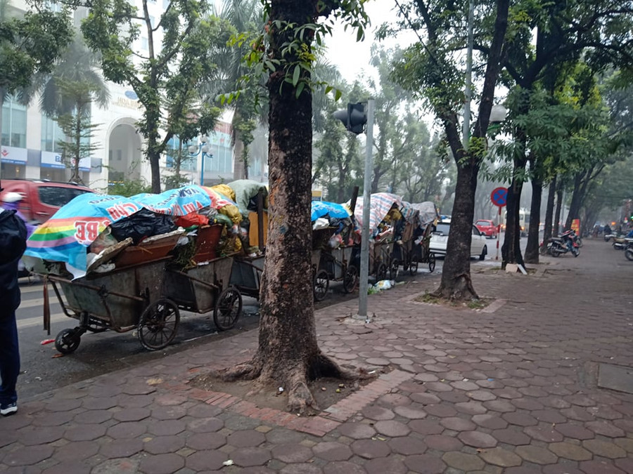 Dọc tuyến đường Hoàng Quốc Việt (quận Cầu Giấy) nhiều chỗ thùng chở rác đã có biểu hiện ùn ứ lại. Dọc tuyến đường Hoàng Quốc Việt (quận Cầu Giấy) nhiều chỗ thùng chở rác đã có biểu hiện ùn ứ lại.