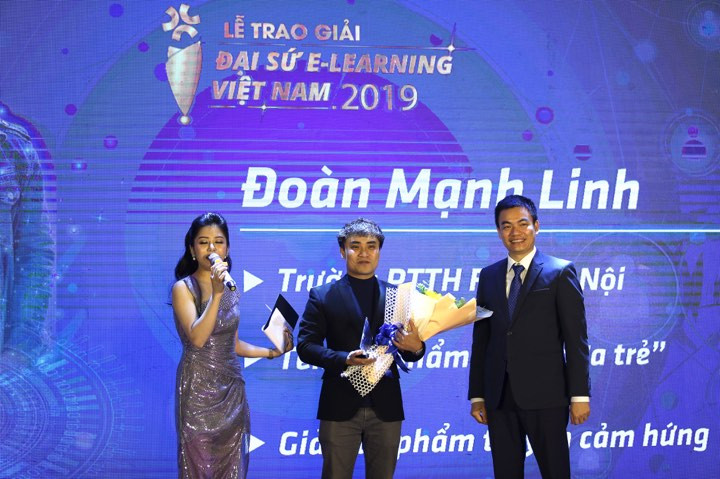 Ông Nguyễn Khánh Toàn - Chủ Tịch Tập Đoàn Hương Việt trao giải hầy Đoàn Mạnh Linh (Trường THPT FPT – Hà Nội) với tác phẩm tham dự: Hai đứa trẻ (Văn học 11). Ông Nguyễn Khánh Toàn - Chủ Tịch Tập Đoàn Hương Việt trao giải hầy Đoàn Mạnh Linh (Trường THPT FPT – Hà Nội) với tác phẩm tham dự: Hai đứa trẻ (Văn học 11).