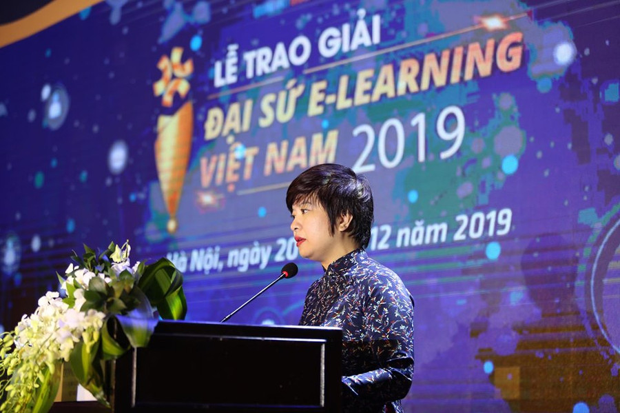 Nhà báo Dương Thanh Hương - Phó Tổng biên tập Báo Giáo dục và Thời đại phát biểu tại lễ trao giải. Nhà báo Dương Thanh Hương - Phó Tổng biên tập Báo Giáo dục và Thời đại phát biểu tại lễ trao giải.