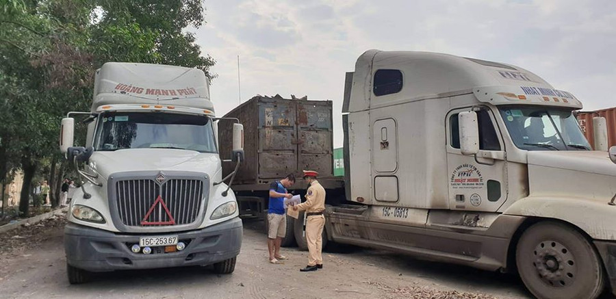 Phòng CSGT Hải Phòng tập trung lực lượng tuần tra kiểm soát, xử lý nghiêm các hành vi vi phạm luật giao thông đường bộ. Phòng CSGT Hải Phòng tập trung lực lượng tuần tra kiểm soát, xử lý nghiêm các hành vi vi phạm luật giao thông đường bộ.