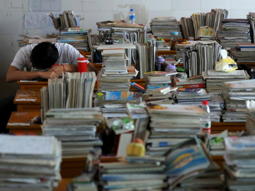 Học sinh Trung Quốc vùi đầu trong sách vở để chuẩn bị cho kỳ thi sinh tử. Học sinh Trung Quốc vùi đầu trong sách vở để chuẩn bị cho kỳ thi sinh tử. Ảnh:Business Insider