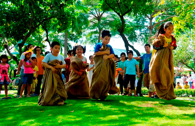 Nhảy bao bố là trò chơi được nhiều trẻ em yêu thích Nhảy bao bố là trò chơi được nhiều trẻ em yêu thích