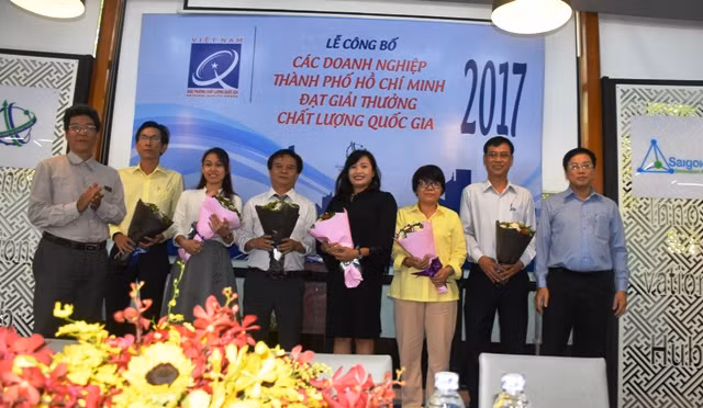 Ban tổ chức tặng hoa tuyên dương 6 doanh nghiệp đạt Giải thưởng Chất lượng Quốc gia 2017