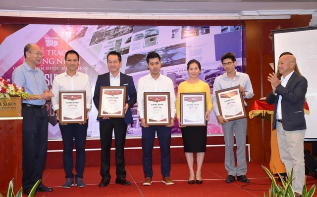 PGS.TS.KTS Nguyễn Quốc Thông – Phó Chủ tịch Hội Kiến trúc sư Việt Nam và KTS Nguyễn Văn Tất – Phụ trách Kiến Trúc Nhà Đẹp, trao chứng nhận "Bộ sưu tập Nhà Đẹp năm 2017" cho các tác giả công trình thuộc hạng mục nhà ở