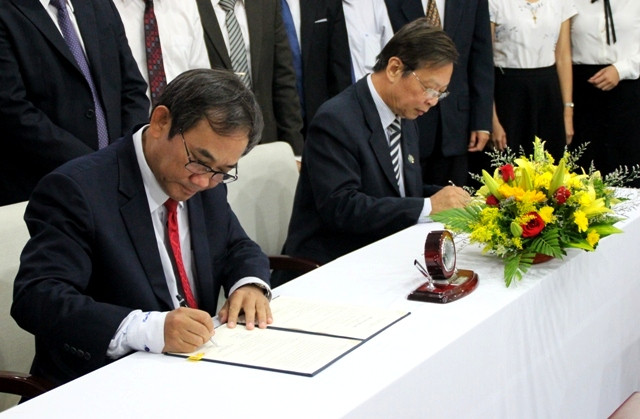 PGS.TS Hồ Thanh Phong và GS TS Đặng Vạn Phước, Trưởng khoa Y ĐHQG TPHCM ký kết hợp tác tại sự kiện