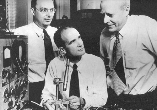 Ba nhà khoa học nhậngiải Nobel Vật lý năm 1956 nhờ nghiên cứu về transistor. Ba nhà khoa học nhậngiải Nobel Vật lý năm 1956 nhờ nghiên cứu về transistor. Ảnh: Senior Tech Group.
