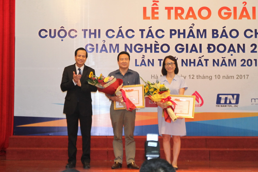 Trao giải cuộc thi báo chí về công tác giảm nghèo ảnh 1