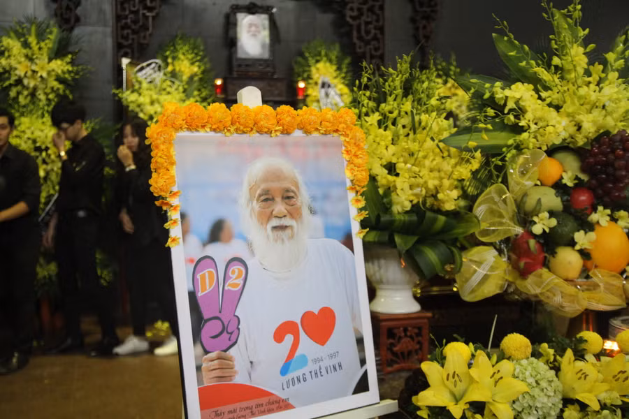 Học sinh Lương Thế Vinh nghẹn ngào tiễn biệt thầy Văn Như Cương