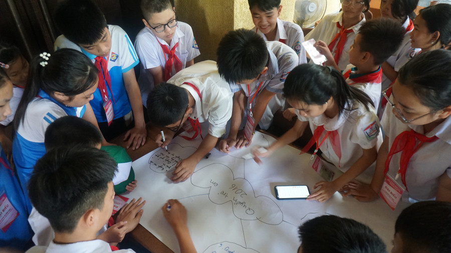 Các em thiếu nhi làm việc nhóm, thảo luận về các quyền của trẻ em.