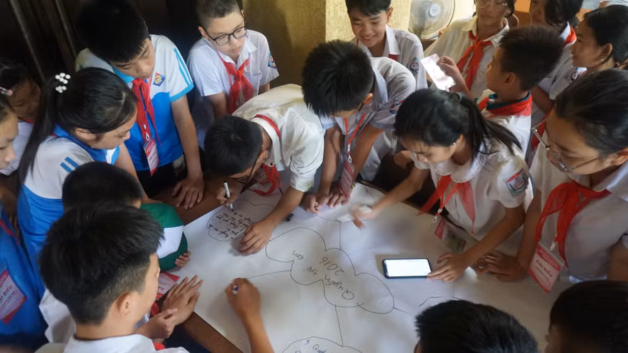 Các em thiếu nhi làm việc nhóm, thảo luận về các quyền của trẻ em.