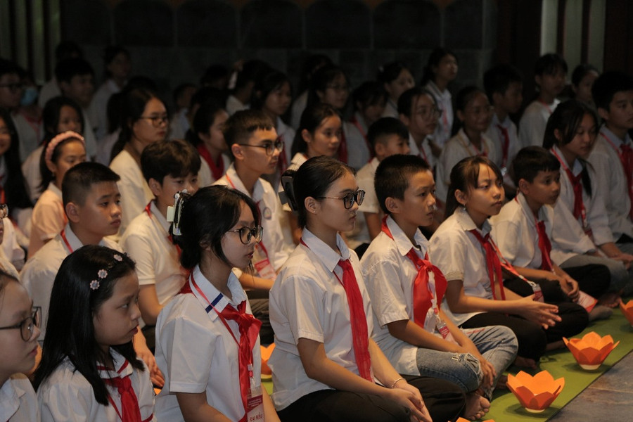 Các em thiếu nhi trải nghiệm hoạt động thiền.