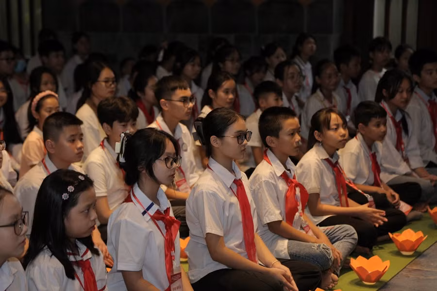 Các em thiếu nhi trải nghiệm hoạt động thiền.