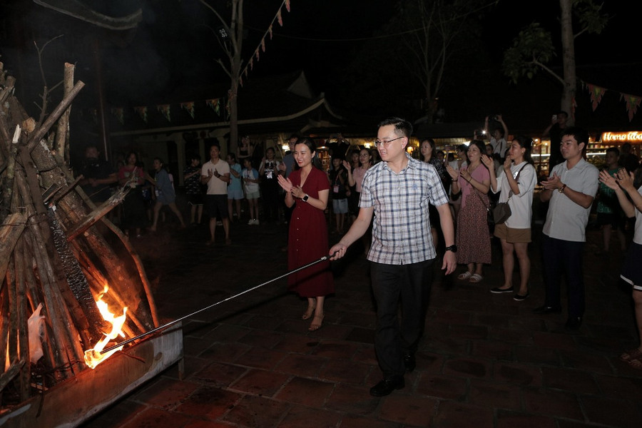 Ông Hoàng Văn Hải, Bí thư Tỉnh đoàn Quảng Ninh châm lửa trại.
