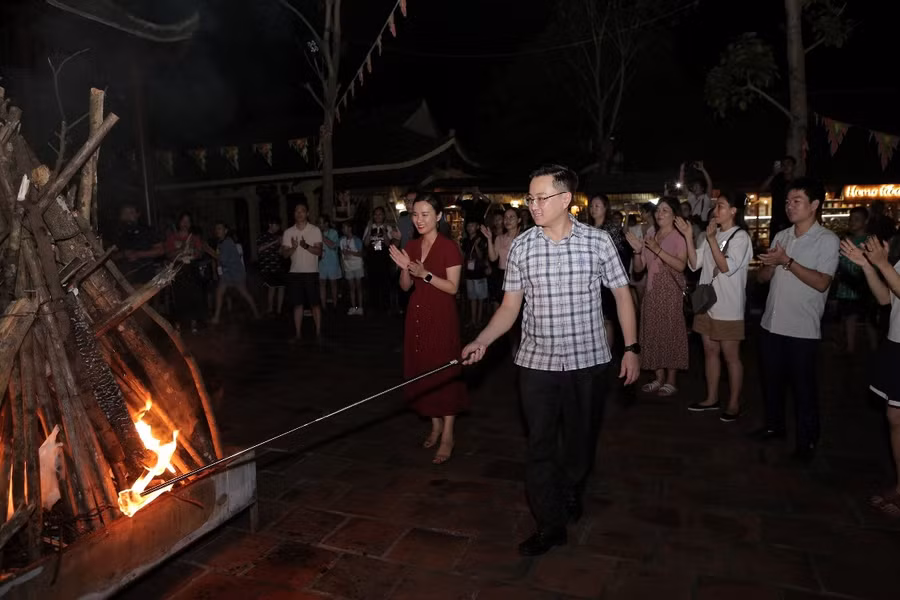 Ông Hoàng Văn Hải, Bí thư Tỉnh đoàn Quảng Ninh châm lửa trại.