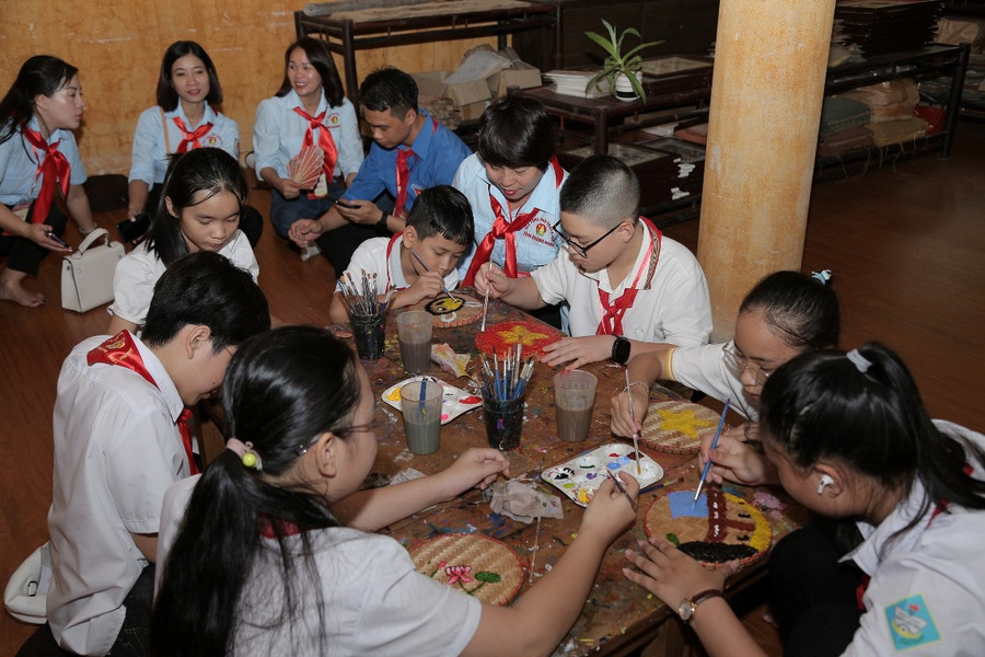 Các em thiếu nhi trải nghiệm vẽ mặt nạ.