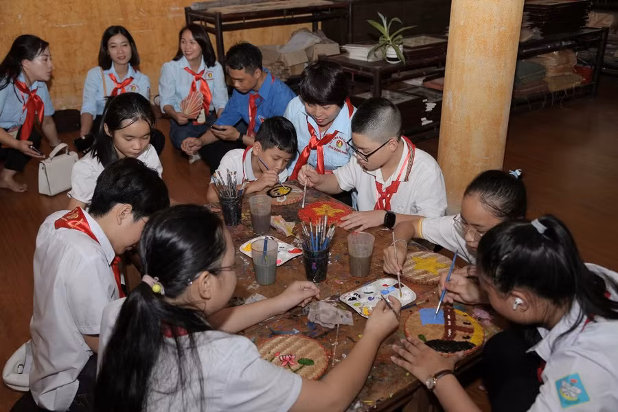 Các em thiếu nhi trải nghiệm vẽ mặt nạ.