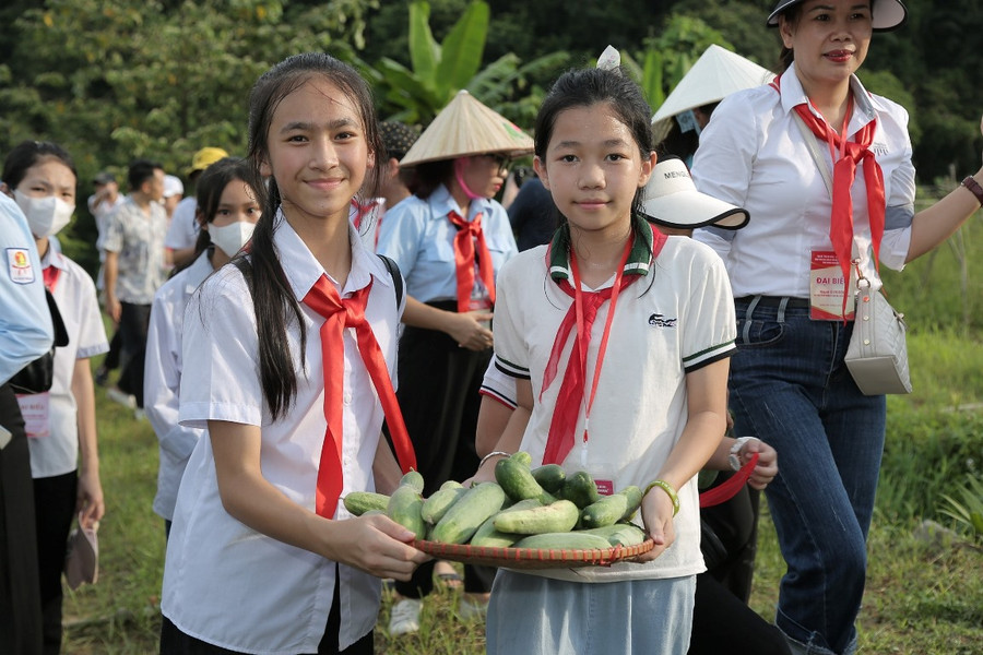 Hai bạn thiếu nhi khoe &quot;chiến lợi phẩm&quot;.