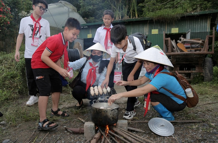 Các em tham gia trải nghiệm luộc trứng.