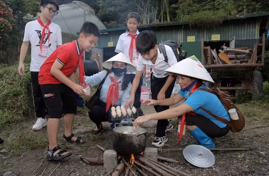 Các em tham gia trải nghiệm luộc trứng.