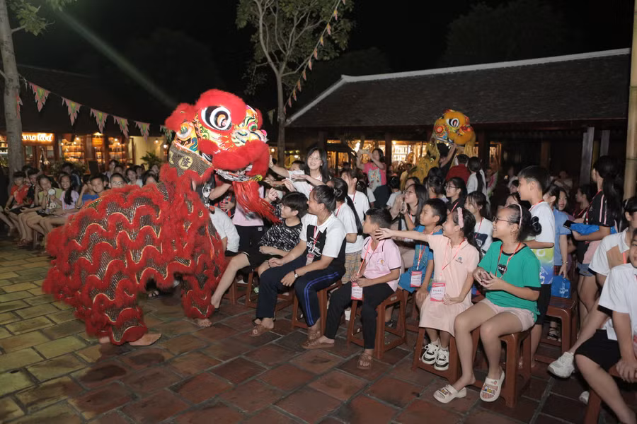 Nhiều tiết mục nghệ thuật khiến các em thích thú.