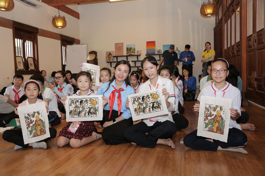 Những bức tranh do chính các em in ra.