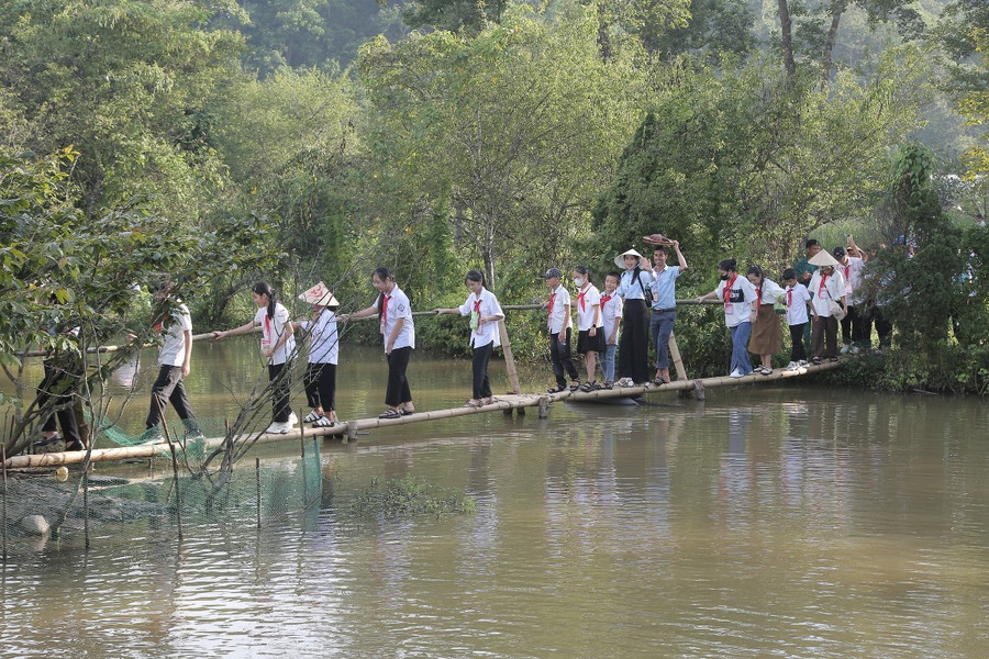 Các em còn được tham gia các hoạt động trải nghiệm gần gũi với thiên nhiên.
